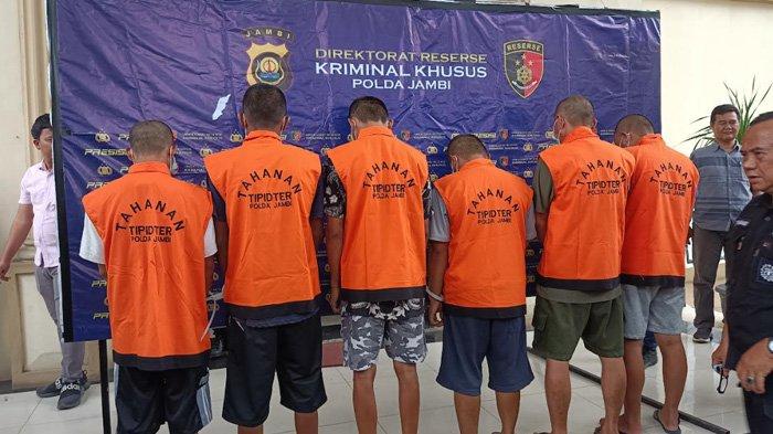 TERSANGKA MINYAK ILEGAL - Polda Jambi menghadirkan tersangka yang terlibat kasus sumur minyak ilegal di Batanghari pada Selasa (11/2/2025) dalam konferensi pers di Mapolda Jambi.