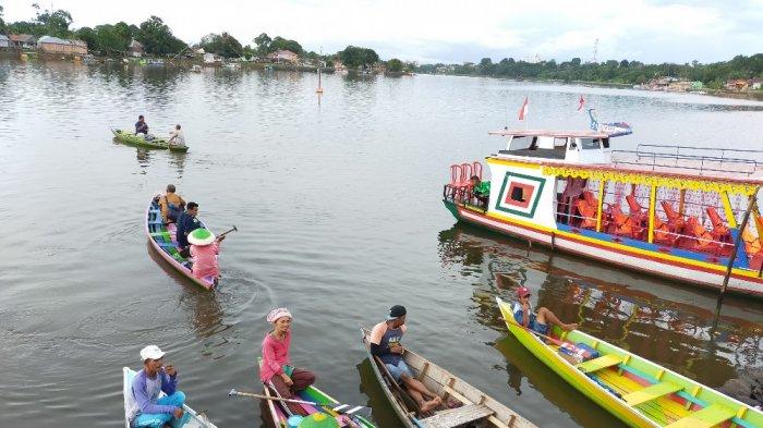 Tukang ketek di Wisata Danau Sipin Kota Jambi