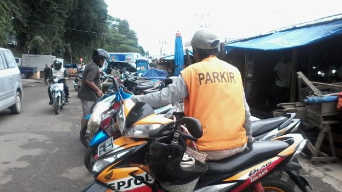 Tukang parkir di kawasan pasar Angso Duo, Selasa (18/11) siap naikkan tarif menyusul kenaikan harga BBM.