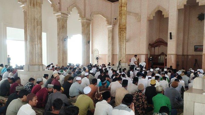 Ribuan warga di Masjid Agung Nur Addarojat, Kecamatan Sabak Barat, Kabupaten Tanjab Timur menunggu kedatangan Ustad Abdul Somad (UAS) jumat (15/03/24).