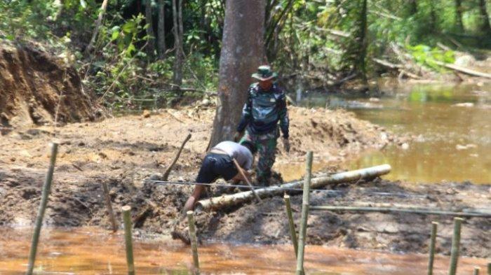 Satgas TMMD Ke 122 Kodim 0420 Sarko Rapikan Lantai Jembatan Darurat dan Lanjutkan Program Pangan