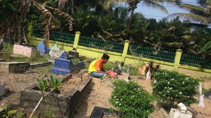 Warga sedang melakukan ziarah kubur jelang Ramadan