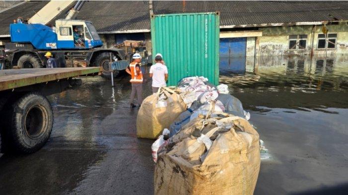 TANGGUL JEBOL - Potret kondisi Kawasan Pelabuhan Tanjung Emas Semarang yang kebanjiran akibat tanggul jebol di Pos 1, Jumat (23/5/2025) sore. Beberapa upaya sedang dilakukan pihak Pelindo untuk meminalisir risiko atau dampaknya.