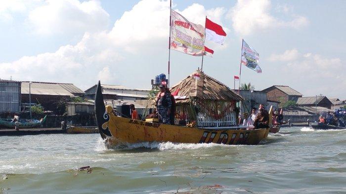 SEDEKAH LAUT - Kepala kerbau dan beragam sesaji dilarung bersama bangkrak oleh para nelayan Tambaklorok Semarang ke tengah laut, Minggu (25/5/2025). Ini adalah bagian sedekah laut sebagai kegiatan adat warga Tambaklorok Semarang.