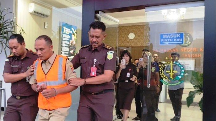 DITAHAN - Kades Kertosari Kecamatan Singorojo Kabupaten Kendal, berinisial W sebagai tersangka dugaan kasus korupsi Dana Desa digelandang menuju Lapas Kelas IIA Kendal, Senin (26/5/2025). Dia diduga melakukan korupsi Dana Desa sebesar Rp530.875.083.