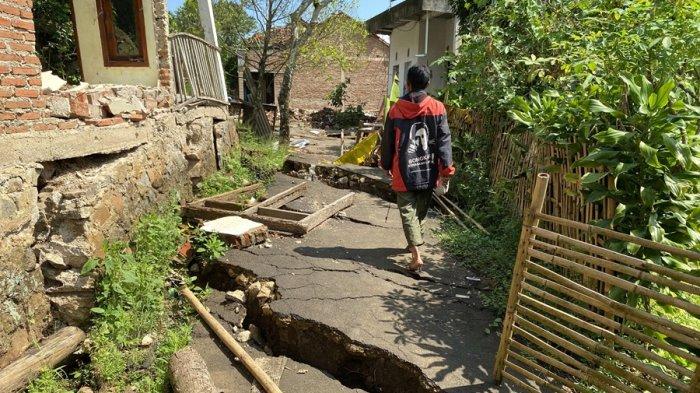 PATAH - Kondisi akses jalan warga yang patah dan hancur di Dukuh Krajan, Desa Mandala, Kecamatan Sirampog, Kabupaten Brebes, akibat bencana geologi landslide, Rabu (27/5/2025). Sebagian besar warga saat ini masih menetap di hunian sementara yang didirikan oleh pemerintah pasca bencana.