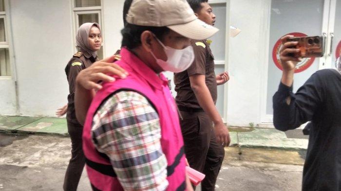 MANTRI KORUPSI - Tersangka AWP mantri Bank BUMN Kantor Cabang Jepara saat digelandang Anggota Kejari Jepara.