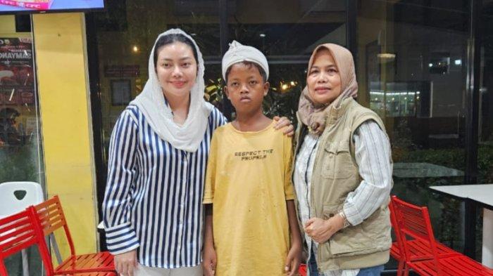 DIJEMPUT BUPATI: Adnan dijemput Bupati Brebes, Paramitha Widya Kusuma (kiri), dan Kepala Dindikpora Brebes, Carida (kanan), di Kabupaten Subang, Jawa Barat. (DOK. DINDIKPORA BREBES)