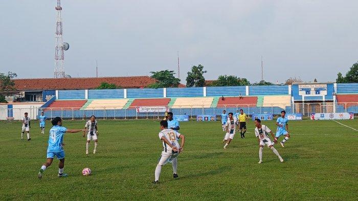 PERTANDINGAN PERTAMA- Tim kesebelasan Muarareja FC (biru) vs Panggung FC (putih) dalam kick off pertama Open Turnamen Sepak Bola Wali Kota Tegal Cup 2025 di Stadion Yos Sudarso Tegal, Rabu (11/6/2025).