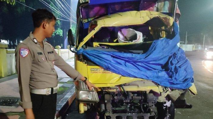 BARANG BUKTI LAKA: Petugas mengamankan barang bukti truk yang terlibat kecelakaan di Jalan Desa Kedawung, Kecamatan Nglegok, Kabupaten Blitar, Senin (9/6/2025). Satu orang tewas dalam peristiwa kecelakaan itu. (tribunjatim.com/Samsul Hadi)