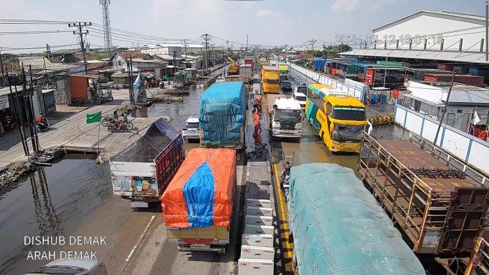 SAYUNG MACET: Kemacetan terjadi di jalur pantura Sayung, Kabupaten Demak. sejak pukul 02.30 WIB, Kamis 12 Juni 2025. Kemacetan tersebut diakibatkan oleh truk yang terperosok di sisi jalan setelah PT Polytron, Sayung, Kabupaten Demak.