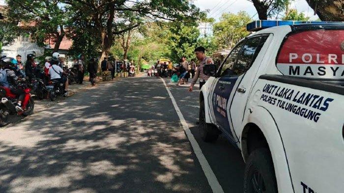 OLAH TKP: Personel Unit Gakkum Satlantas Polres Tulungagung melakukan olah TKP kecelakaan lalu lintas di Jalan Ki Mangunsarkoro, sebelah utara Dinas Perikanan Tulungagung, Jawa Timur, Kamis (12/6/2025). Dalam kejadian ini, ADS (18) siswi SMK meninggal dunia karena luka berat di bagian kepala. (TRIBUN JATIM/ISTIMEWA)