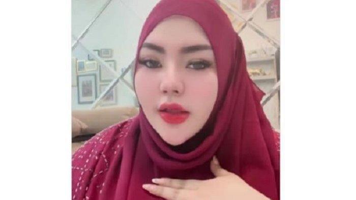 PENAMPILAN BARU LISA MARIANA - Tangkapan layar dari instagram Lisa Mariana pada Kamis (12/6/2025). Selebgram Lisa Mariana mendadak tampil tertutup dan mengenakan hijab.