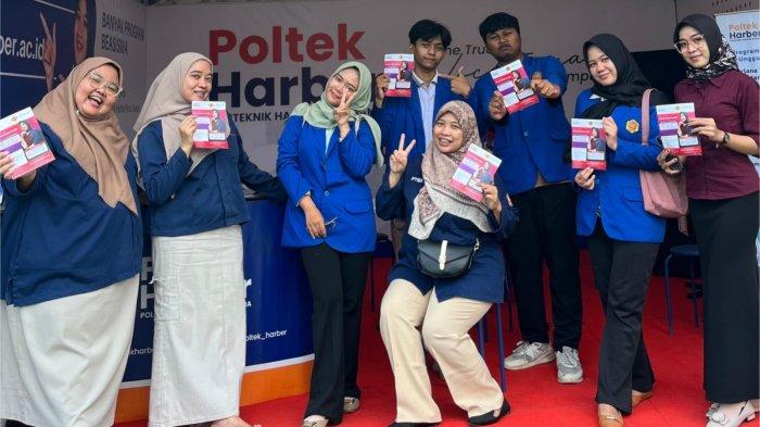 SLAWI AGENG EXPO: Poltek Harber Hadir di Slawi Ageng Expo 2025 dan Gratiskan Biaya Pendaftaran Mahasiswa Baru. Slawi Ageng Expo 2025 diselenggarakan oleh Pemerintah Kabupaten Tegal dalam rangka memperingati Hari Jadi ke-424 Kabupaten Tegal. (Dok Poltek Harber)