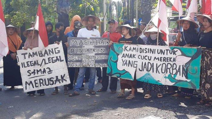 DEMO TOLAK TAMBANG - Aksi unjuk rasa warga Kecamatan Sukolilo di depan Kantor Polresta Pati, Senin (16/6/2025). Warga menuntut polisi menutup aktivitas pertambangan di Pegunungan Karst Kendeng karena telah merusak lingkungan.