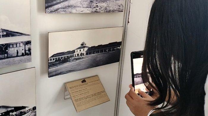 FOTO LAMA - Seorang penumpang kereta api mengabadikan momen gambar stasiun Tawang saat masih zaman kolonial Belanda/(TRIBUNJATENG.COM/REZANDA AKBAR D.)