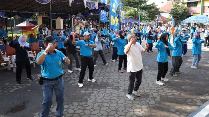 DIES NATALIS: Universitas Semarang (USM) merayakan hari jadinya yang ke-38 dengan semangat kolaborasi dan inovasi, lewat rangkaian kegiatan yang melibatkan seluruh civitas akademika. Mengusung tema “Berbakti Tanpa Henti, Dengan Hati, USM Berinovasi Membangun Negeri”, perayaan tahun ini ditandai salah satunya dengan kegiatan jalan sehat yang digelar pada Minggu pagi, 15 Juni 2025. (Dok USM)