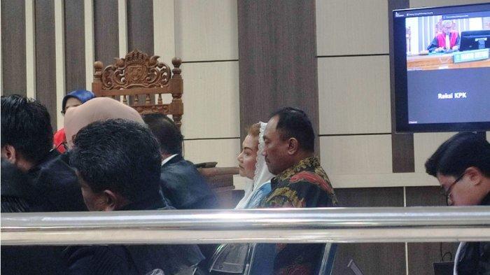 SIDANG LANJUTAN - Mbak Ita dan Alwin Basri mengikuti persidangan di Pengadilan Tipikor Semarang, Rabu (18/6/2025). Dalam persidangan itu, hakim mengorek keterangan empat saksi yang merupakan ASN Pemkot Semarang.