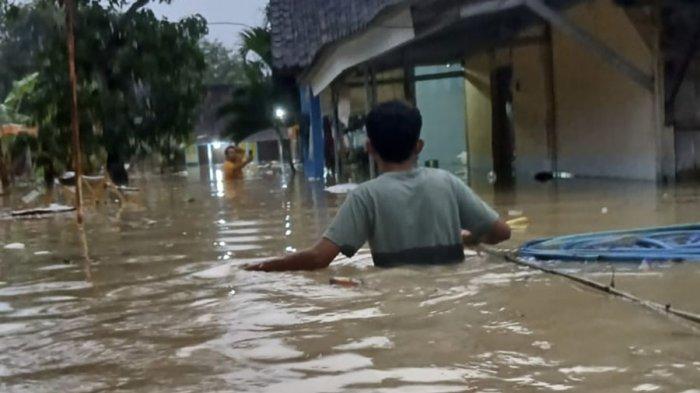 BANJIR GROBOGAN - BPBD Grobogan telah mengevakuasi 110 KK korban banjir setinggi 1 meter lebih akibat jebolnya tanggul Sungai Renggong, Rabu (18/6/2025). (dok. istimewa)