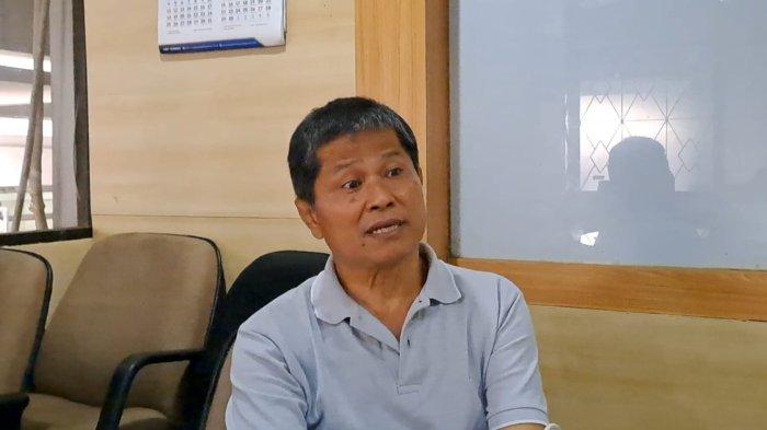 USIA PENSIUN - Guru asal SMA Negeri 15 Semarang, Sri Hartono (59) saat bertemu awak media di Semarang, Jumat (20/6/2025). Hartono mengajukan uji materi terhadap Undang-Undang Nomor 14 Tahun 2005 tentang Guru dan Dosen ke Mahkamah Konstitusi (MK).