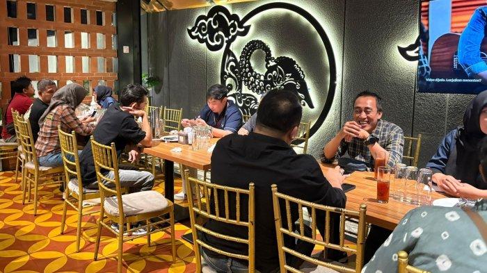 CUSTOMER GATHERING: PT Automobil Jaya Mandiri sebagai Dealer Resmi Wuling di Jawa Tengah dan DI Yogyakarta, mengadakan Customer Gathering kolaborasi bersama Lembaga Pembiayaan. Dalam gathering kali ini, Wuling AJM menawarkan berbagai keuntungan menarik, seperti DP mulai Rp 8 juta, bunga 0 persen hingga 3 tahun, gratis asuransi untuk seluruh lini kendaraan listrik Wuling. (Dok Wuling AJM)