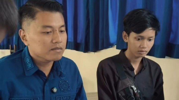 DAMKAR : Tangkapan layar dari Instagram @adebhakti pada Sabtu (21/6/2025) : Sekretaris Damkar Kota Semarang, Ade Bhakti Irawan, membantu mengambilkan raport siswa SMAN 15 Semarang