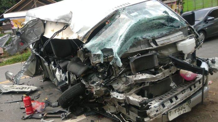 HANCUR: Toyota Hiace hancur setelah terlibat kecelakaan maut di Kecamatan Kalipuro, Banyuwangi, Jawa Timur, Minggu (22/6/2025). Satu orang tewas dalam kejadian tersebut. (Dok. warga)