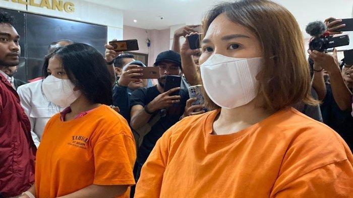 PENGANIAYAAN ART: Roslina (paling kanan) dan Merlin, dua tersangka penganiayaan ART di Batam asal NTT saat ungkap kasus di Polresta Barelang, Senin (23/6/2025). (Tribun Batam)