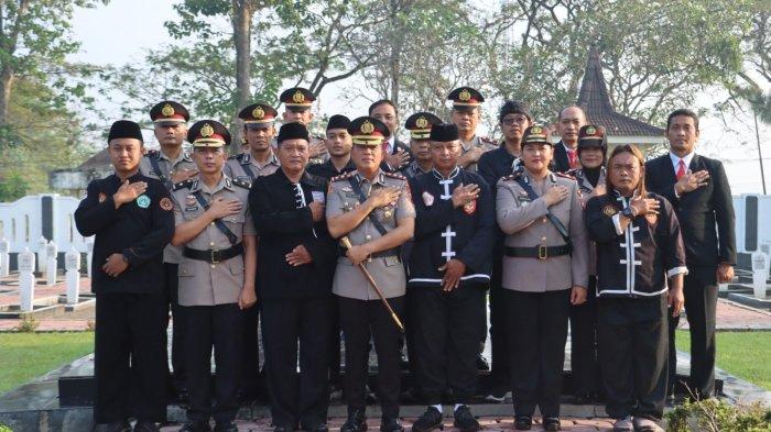FOTO BERSAMA: Foto Bersama Polres Sragen dan stakeholder usai ziarah dan tabur bunga di Taman Makam Pahlawan (TMP) Hastana Manggala Sukowati, Senin (23/6/2025). Kegiatan ini menjadi bentuk penghormatan mendalam kepada para pahlawan yang telah berjasa bagi kemerdekaan bangsa. (Dok Polres Sragen)