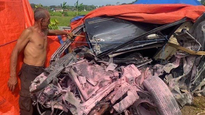 AVANZA HANCUR: Mobil Toyota Avanza berpelat nomor AE 1706 GL hancur usai mengalami kecelakaan maut di Jalan Raya Ponorogo-Trenggalek, masuk Desa Besuki, Kecamatan Sambit, Kabupaten Ponorogo, Jawa Timur, Rabu (25/6/2025). Dua orang dilaporkan meninggal dunia dan satu luka berat. (TRIBUN JATIM/ISTIMEWA)