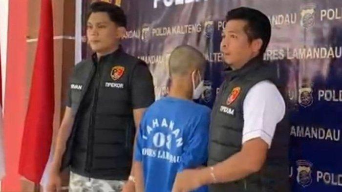 TERSANGKA: Tersangka pembunuh ibu kandung, S (30), saat digiring aparat kepolisian dalam konferensi pers kasus tersebut yang digelar di Mapolres Lamandau, Nanga Bulik, Rabu (25/6/2025). (KOMPAS.COM/DOK. POLRES LAMANDAU)