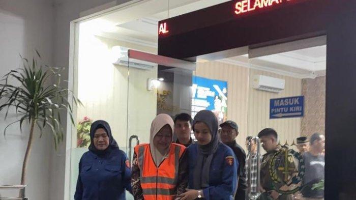 MENANGIS - Sekdes Kertosari Kecamatan Singorojo Kendal, berinisial PM digiring dari kantor Kejari Kendal sembari memasang ekspresi mewek menuju mobil tahanan ke Lapas Perempuan Kelas II A Semarang, Kamis (26/6/2025) malam. Ia terbukti melakukan korupsi dana desa bersama Kades Wahyudi sebesar Rp 530 juta, dengan cara membuat laporan palsu pembangunan jalan cor beton desa tahun anggaran 2023.