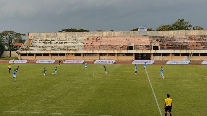 PERBAIKAN FASILITAS - Sebagian tempat di tribun timur Stadion Utama Kebondalem Kendal terlihat dari kejauhan, telah berwarna hitam dengan beberapa titik ditumbuhi lumut dan cat yang terkelupas. Stadion itu direncanakan bakal digunakan sebagai markas 3 klub yakni Persik Kendal, Tornado FC dan PSIS Semarang, dan akan dilakukan perbaikan fasilitas untuk menunjang prestasi.