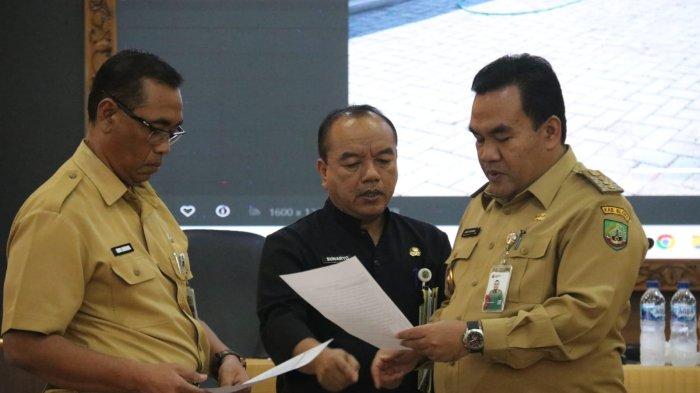 RAPAT: Bupati Blora Arief Rohman (kanan) saat rapat persiapan sekolah rakyat, Senin (30/6/2025). (Dok. Pemkab Blora)