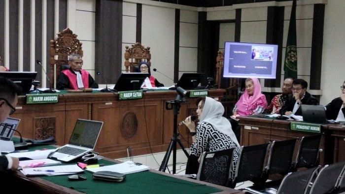 SIDANG KORUPSI- Indriyasari mengenakan jilbab abu dengan baju hitam corak putih yang memberikan kesaksiannya soal iuran kebersamaan Bapenda Kota Semarang, Senin (30/6/2025).