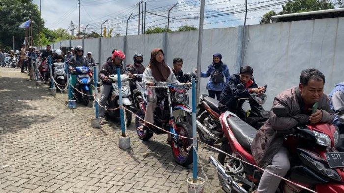 MENGULAR - Antrean pemotor menuju loket cek fisik kendaraan mengular di halaman Samsat Kabupaten Semarang, Senin (30/6/2025). Momentum tersebut merupakan hari terakhir pemutihan pajak kendaraan.