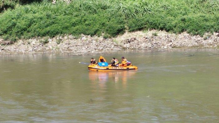 PENCARIAN DEVITA DI JEMBATAN JURUG - TIm SAR gabungan hingga sore tadi belum menemukan Devita Sari, mahasiswi UNS yang nekat terjun di jembatan Jurug Solo, Selasa (1/7/2025).