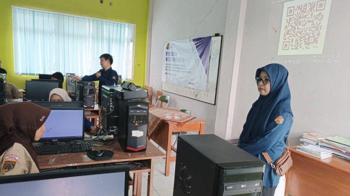 PENGABDIAN MASYARAKAT: Program Studi (Prodi) D-3 Teknik Komputer Politeknik Harapan Bersama (Poltek Harber) melaksanakan kegiatan Pengabdian kepada Masyarakat (PKM) dalam bentuk pelatihan dan simulasi perangkat Internet of Things (IoT) menggunakan platform Wokwi. Kegiatan ini digelar pada Jumat, 23 Mei 2025 di SMK Bhakti Praja Talang, Kabupaten Tegal dan diikuti oleh 50 peserta dari kelas XI jurusan Teknik Komputer dan Jaringan (TKJ). (Dok Poltek Harber)