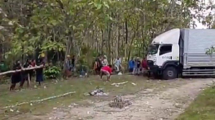 TRUK TERSESAT - Truk boks yang tersesat di hutan jati Dukuh Trembes, Desa Doplang, Kecamatan Jati, karena Google Maps, Sabtu (28/6/2025).