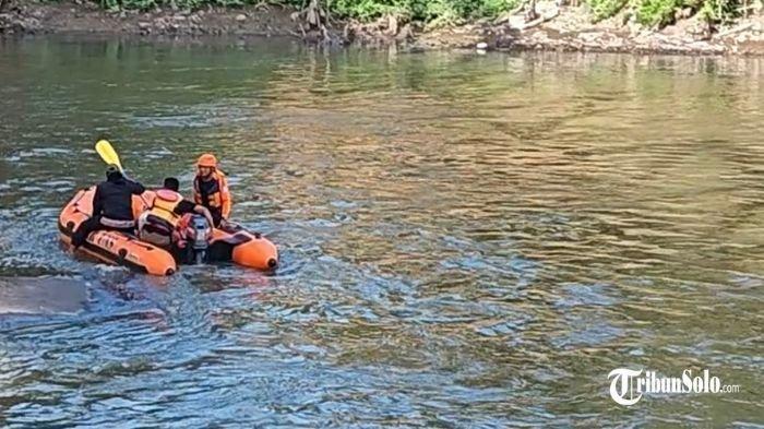 PENCARIAN KORBAN - Petugas SAR melakukan pencarian wanita yang diduga bunuh diri terjun dari Jembatan di Solo, Selasa (1/7/2025). Wanita tersebut merupakan mahasiswa UNS. (TribunSolo.com/Ahmad Syarifudin)