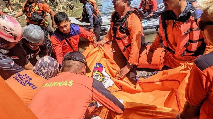 EVAKUASI JASAD - Tim SAR Gabungan mengevakuasi jasad Devita Sari Anugraheni (22) di Sungai Bengawan Solo, Kecamatan Jaten, Kabupaten Karanganyar, Rabu (2/7/2025). Jasad Devita dibawa ke RSUD dr Moewardi Surakarta untuk pemeriksaan lanjutan sebelum ke rumah duka, Kabupaten Temanggung.