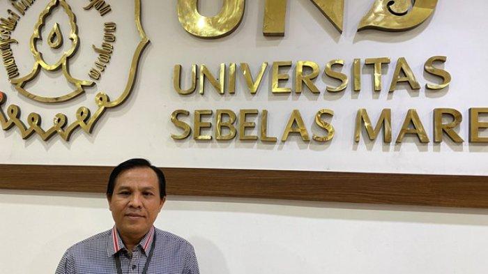 DEVITA SARI - Agus Riwanto, Sekretaris Universitas yang juga juru bicara UNS, menjelaskan soal Dosen Sumardiyono, S.KM., M.Kes yang merupakan Dosen Pembimbing dari Devita Sari Anugraeni, Rabu (2/7/2025)