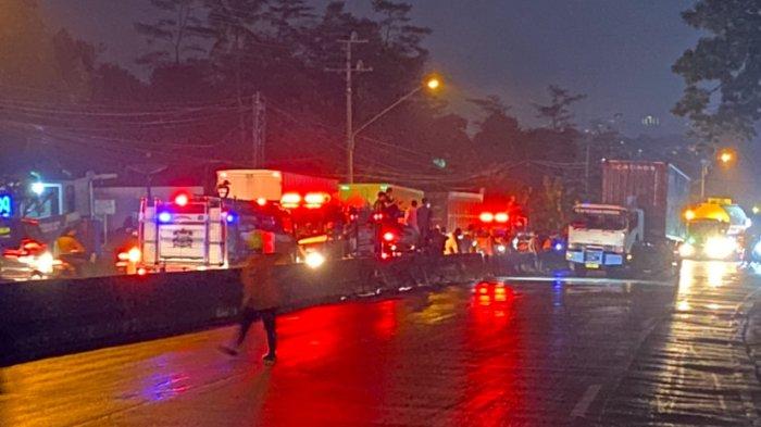 DITUTUP SEMENTARA - Lalu lintas di Jalan Soekarno-Hatta, jalur utama Semarang-Solo tepatnya di dekat PT Sam Sam Jaya Garments, Harjosari, Bawen, Kabupaten Semarang menuju arah Salatiga terpaksa ditutup sementara, Rabu (2/7/2025) malam. Hal itu terdapat tumpahan solar hingga truk-truk tak dapat melaju dan jalan harus dibersihkan oleh petugas.