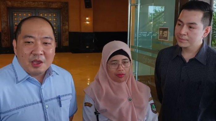 PENGGELEDAHAN - Direktur Utama (Dirut) PT Sritex, Iwan Kurniawan Lukminto (kiri) ditemani pengacaranya Calvin Wijaya (kanan) serta Lurah Purwosari (tengah), Suwarti di Gedung Diamond PT Sritex Jalan Slamet Riyadi, Kelurahan Purwosari, Kecamatan Laweyan, Kota Surakarta, Rabu (2/7/2025). Ketiganya hadir dalam proses penggeledahan hari ketiga yang dilakukan oleh Kejagung terkait kasus korupsi.