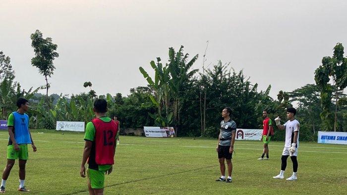 LATIHAN - Potret hari ketiga latihan tim PSIS Semarang di Lapangan Gelora Bumi Mintarsih, Kecamatan Gunungpati, Kota Semarang, Rabu (2/7/2025). Pada hari ketiga ini, pelatih Kahudi Wahyu Widodo mulai memperkenalkan cara bermain tim dan fokus pada aspek defensif (bertahan).