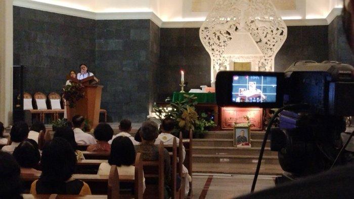 MISA ARWAH - Onee Anggrawati istri mendiang Paulus Iwan Boedi di depan umat Gereja St Maria Fatima Banyumanik mengenang mendiang suaminya, Senin (7/7/2025) malam. Di sana, istri mengikuti misa arwah 1.000 hari Iwan Boedi pegawai Bapenda Kota Semarang yang tewas dibunuh, namun hingga saat ini pelakunya belum ditemukan.
