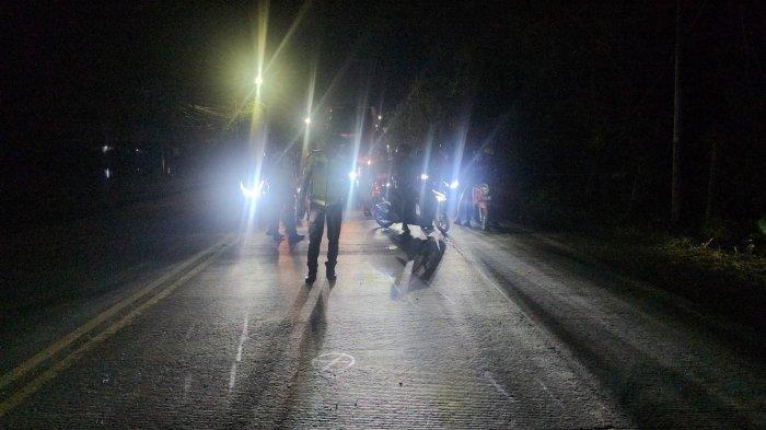 KECELAKAAN MAUT - Polisi melakukan olah TKP kecelakaan di jalan raya Duduksampeyan, Gresik, Senin (7/7/2025). Dua orang tewas, satu anak berusia 6 tahun luka-luka.