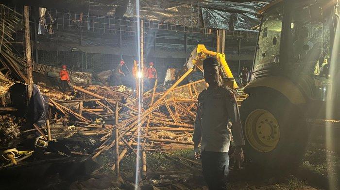 CARI KORBAN - Tim SAR gabungan melakukan pencarian korban yang diduga tertimbun reruntuhan kandang ayam pada Senin (7/7/2025). Pencarian masih terus dilakukan, termasuk menggunakan alat berat.