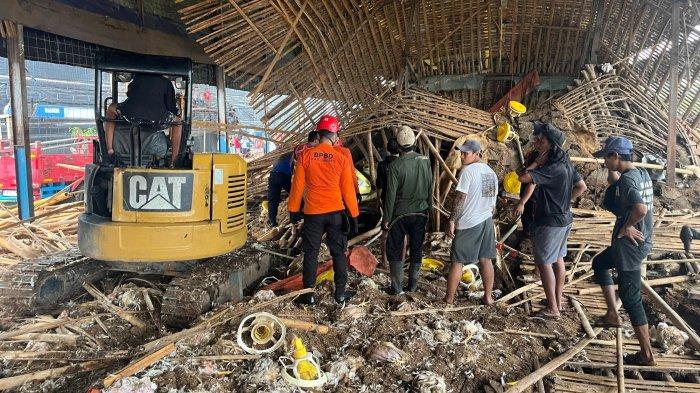 CARI KORBAN - Tim SAR gabungan melakukan pencarian korban yang tertimpa kandang ayam ambruk pada Senin (7/7/2025). Pencarian dengan alat berat ini belum membuahkan hasil. (Dok Polsek Bulakamba)