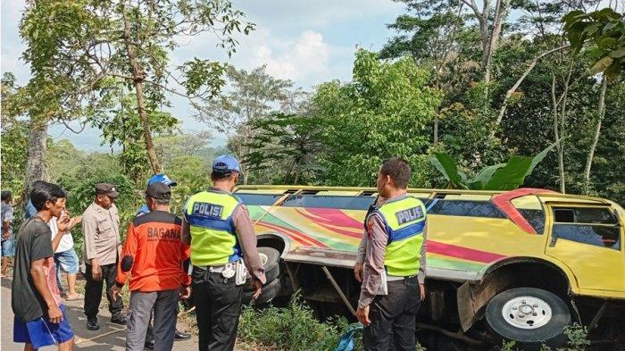 BUS TERGULING - Jajaran Satlantas Polres Kudus mengecek kondisi bus terguling di jalur alternatif Pati-Kudus arah Muria, tepatnya di Desa Japan, Kecamatan Dawe, Kabupaten Kudus, Selasa (8/7/2025). Bus tersebut membawa rombongan wisata dari Tayu, Kabupaten Pati hendak menuju destinasi wisata Pijar Park di Desa Kajar, Kecamatan Dawe, Kabupaten Kudus.